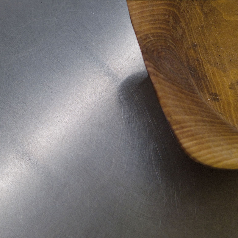 Monolit 90° la cucina lusso in acciaio con finitura hand brushed di Xera cucine