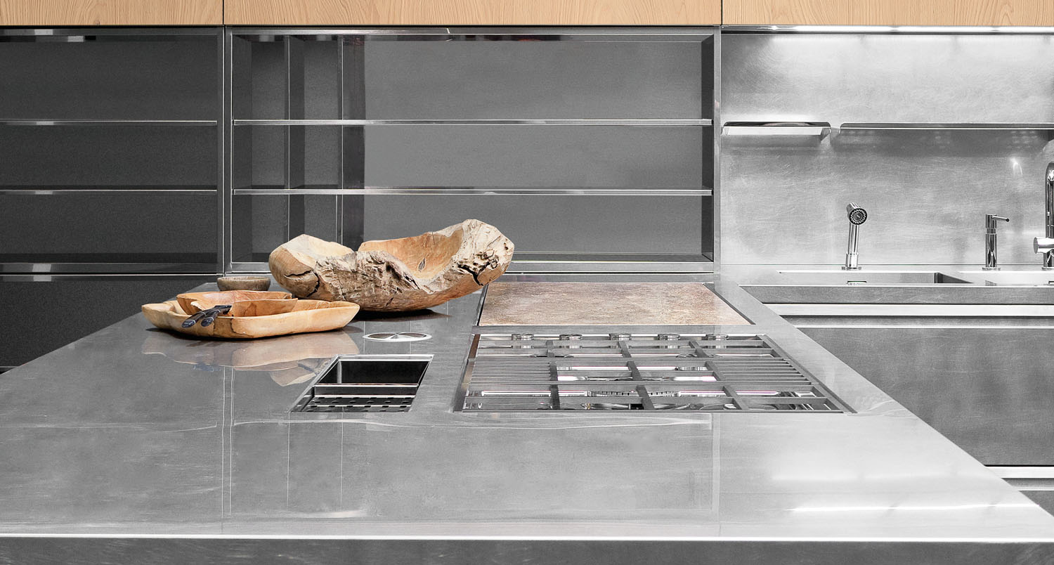 Monolit 90° la cucina lusso in acciaio con finitura hand brushed di Xera cucine